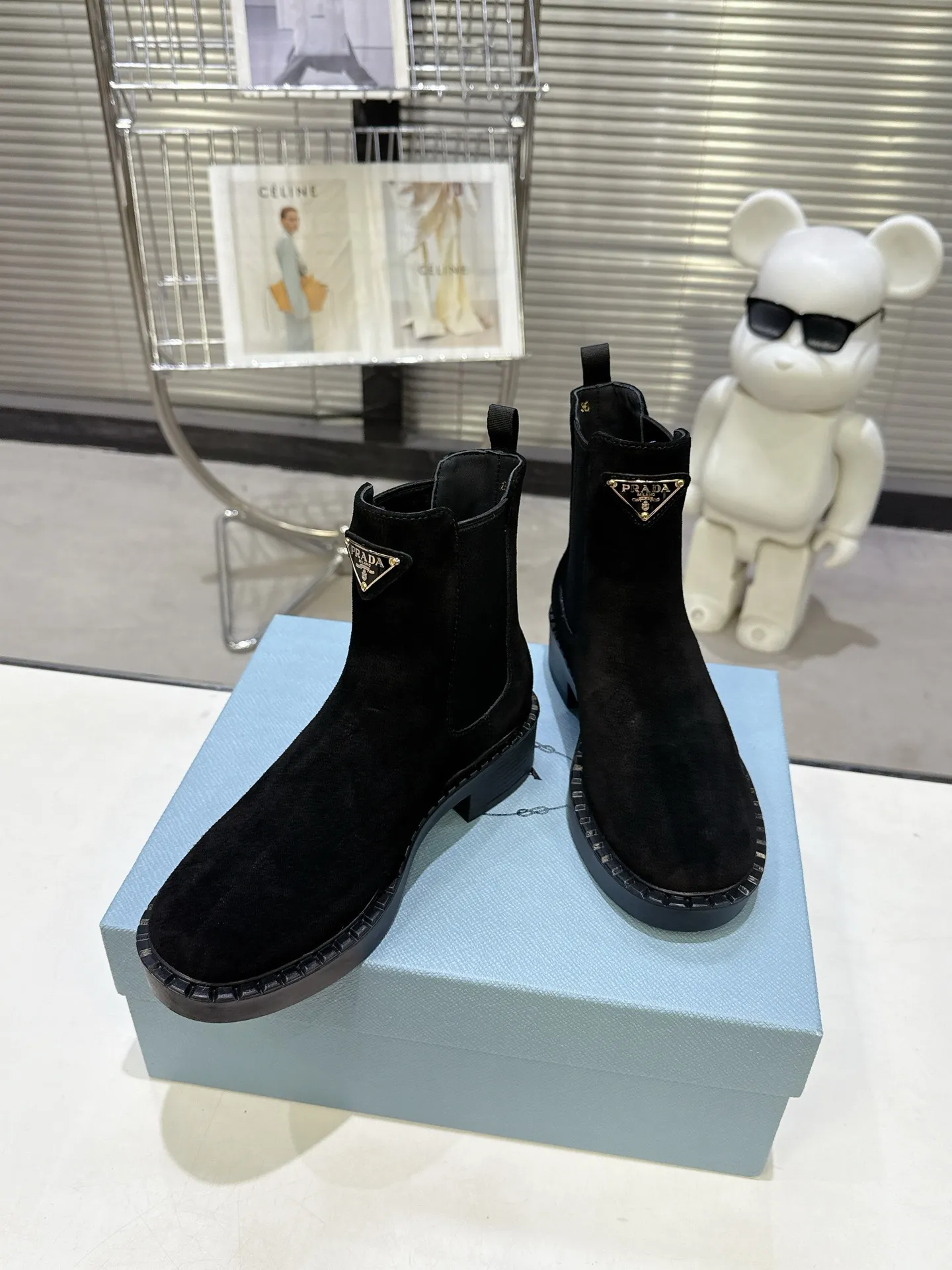 👟👟Ex-factory price 600👟👟 Prada thick-soled retro Martin boots. Elastic elastic, classic thick soles, with triangular buckle. Simple, elegant, fashionable and versatile. Fabric cowhide, open edge beaded cowhide. The lining is made of soft and delicate sheepskin, and the foot feels comfortable. The rubber mold is non-slip and lightweight. Original package sole. Standard size: 35-40. Order 41